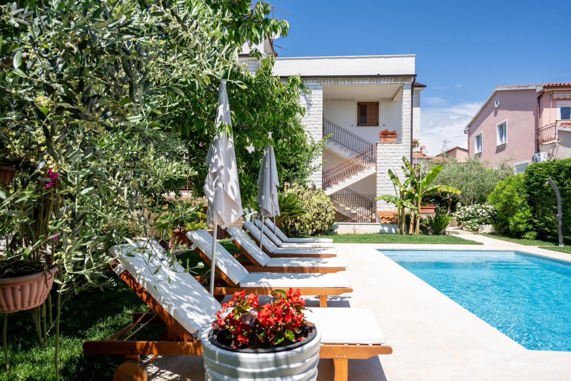 Apartments Maras Porec Bagian luar foto